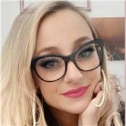 Docente di italiano impartisce lezioni a studenti di scuole medie e superiori e a stranieri